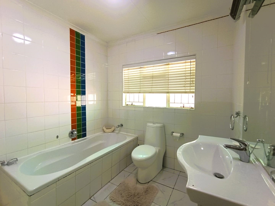 4 Bedroom Property for Sale in Langenhovenpark Free State